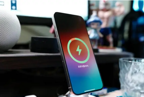 沿滩苹果15换屏服务分享用什么充电器给iPhone15充电更好 